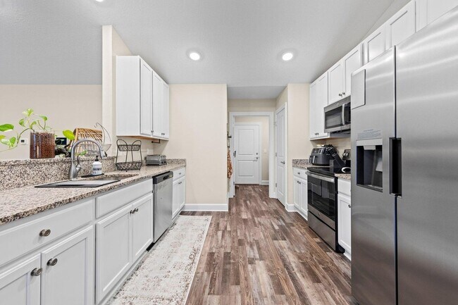 Building Photo - 4 Bedrooms!!!