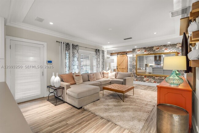 Building Photo - 700 Vilabella Ave