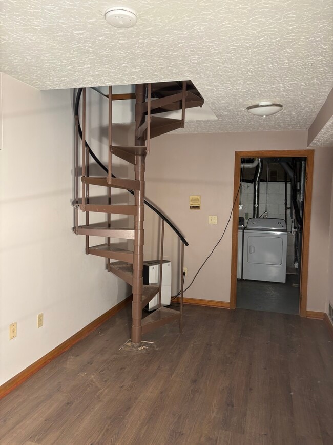 Building Photo - 3845 Round Bottom Rd