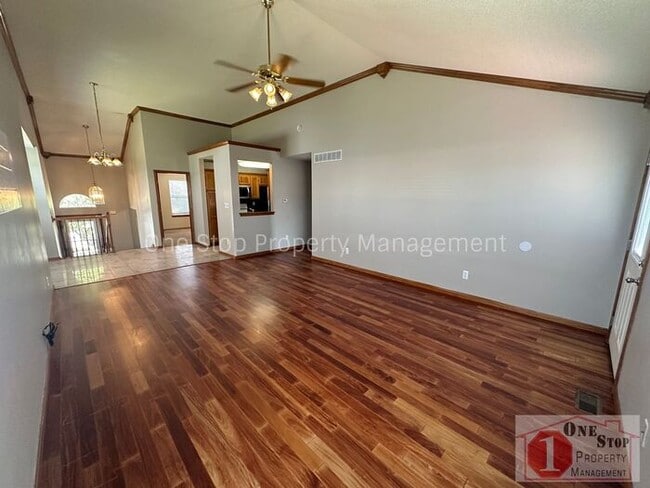 Building Photo - Spacious 3 Bed, 3 Bath Home in Raymore wit...