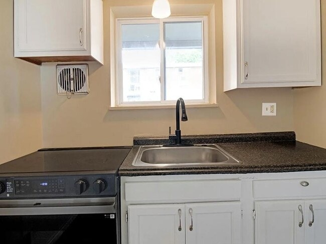 Building Photo - 2432 East Ave