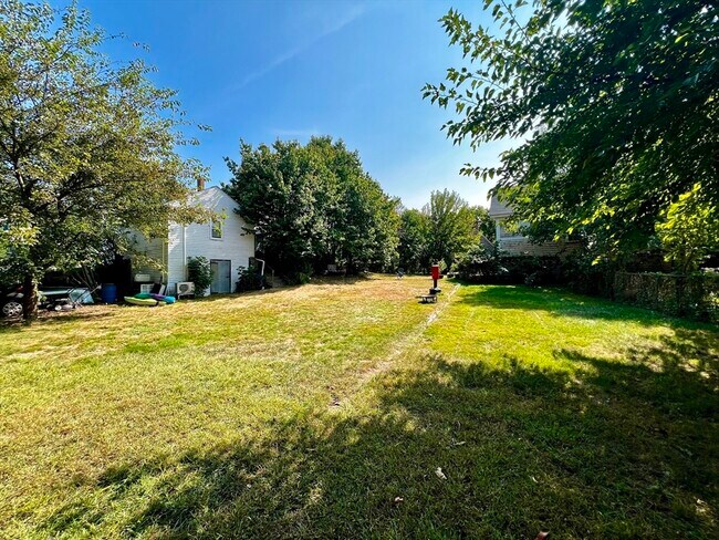 Building Photo - 572 Main St