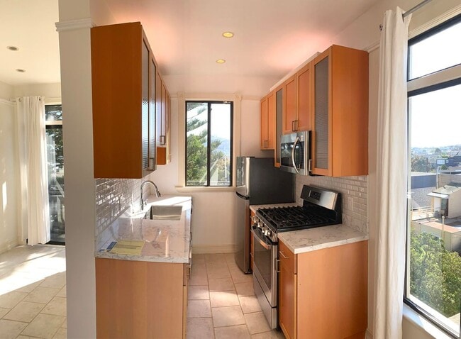 Building Photo - UPDATED BRIGHT 2BR/1BA  Top Floor Noe Valley 29th/Noe East/West VIEWS