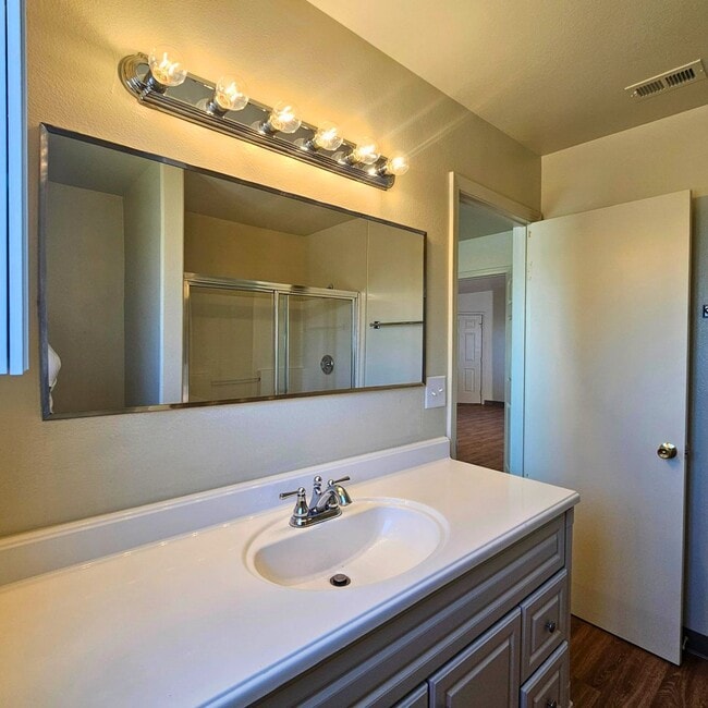 Building Photo - MOVE-IN READY 3BR/2BA SINGLE FAMILY HOME I...