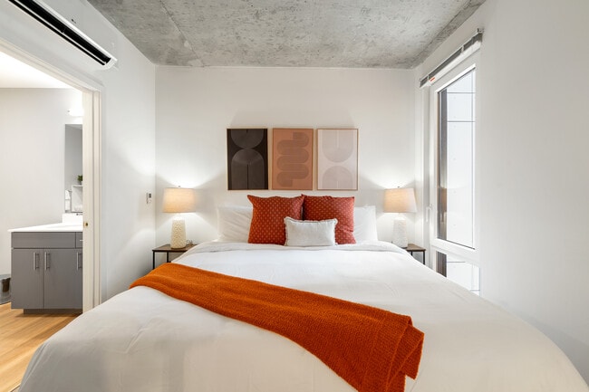 Building Photo - Central 4BR Apartment – Modern Living in Chicago