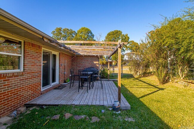 Building Photo - 7001 Blue Bird Dr