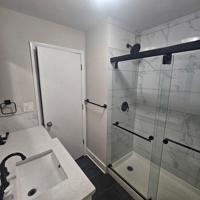 Building Photo - 1215 Balmoral Ave