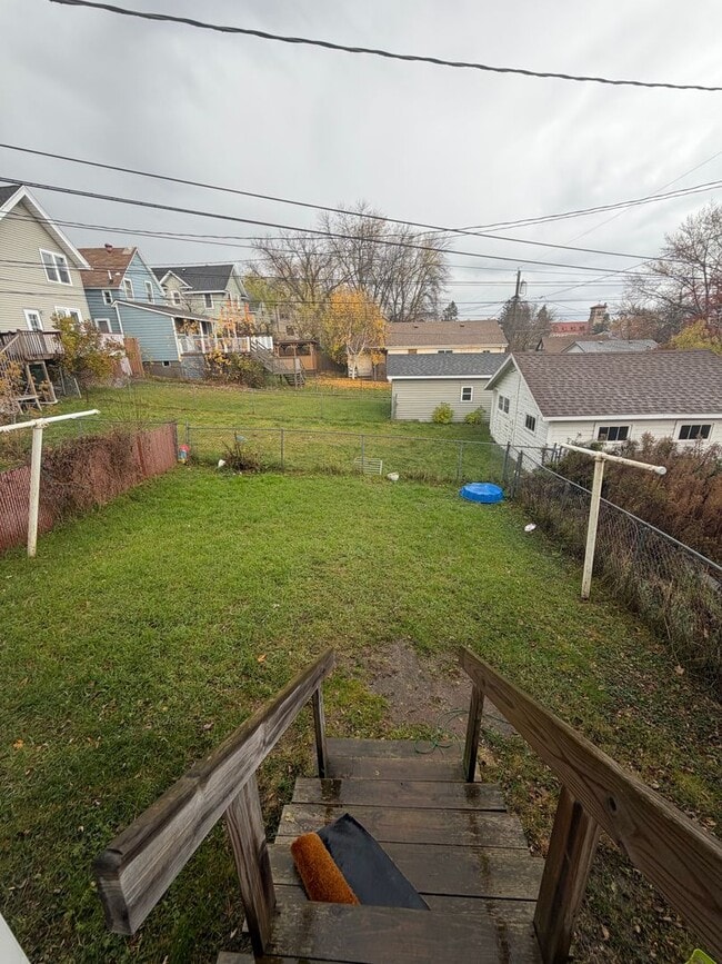 Building Photo - AVAILABLE December! - 3 Bed 1 Bath Home!