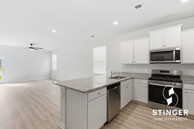 Building Photo - 548 Hideaway St