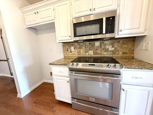 Building Photo - 427 N Rockford Pl