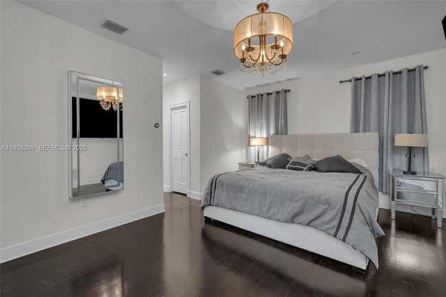 Building Photo - 627 Alcazar Ave