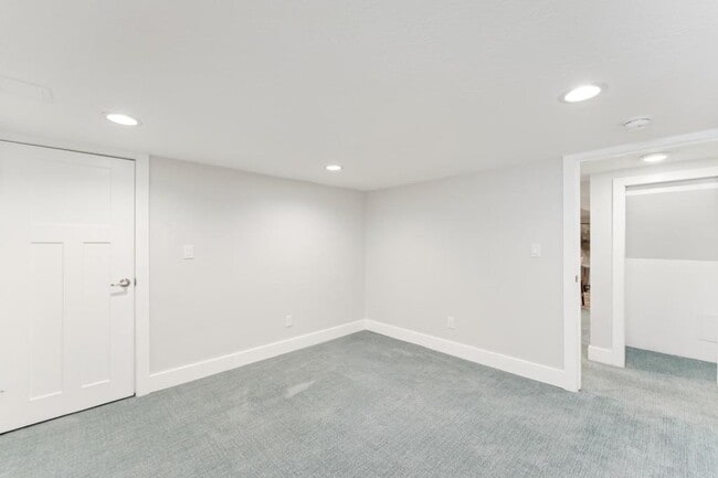 Building Photo - 1041 Yale Ave S