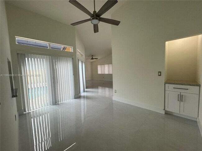 Building Photo - 3 bedroom in Miami FL 33179