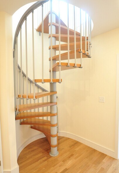 Building Photo - 873 Beacon St