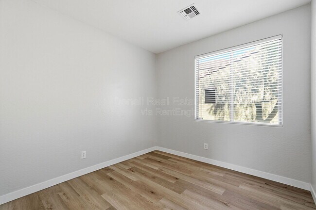 Building Photo - 1711 W Twain Ct