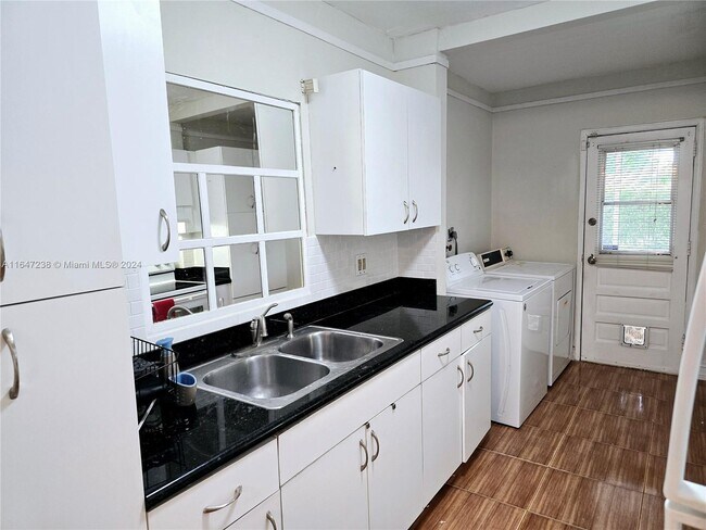 Building Photo - 18441 NE 20th Pl