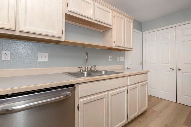 Building Photo - Freshly Renovated Rental Property