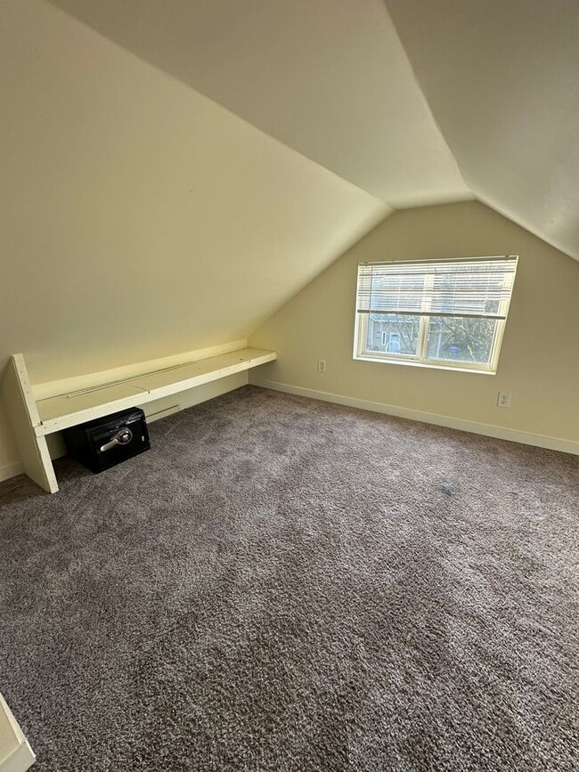 Building Photo - 3 Bed Room 1.5 Bath