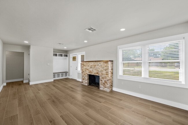 Building Photo - 5 Bedroom