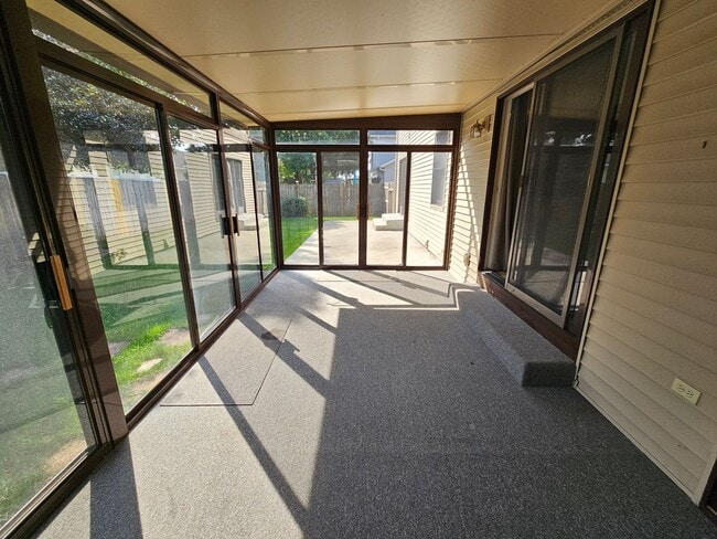 Building Photo - 3 bed, 2 bath, Mishawaka