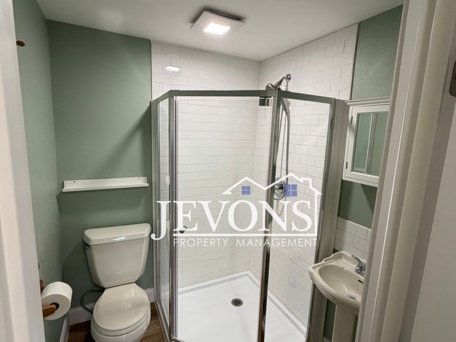 Building Photo - Spacious Single-Family Home on Elevated Corner Lot Near Seattle & Burien