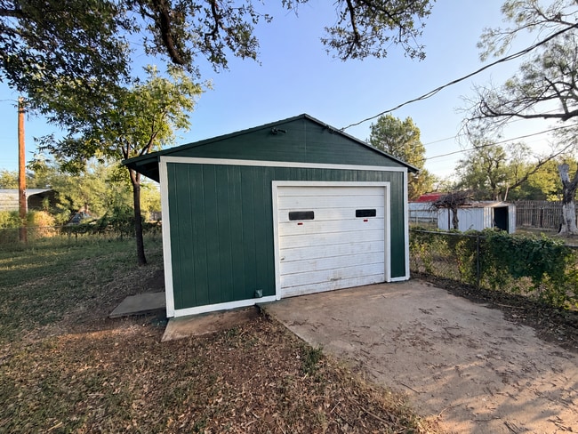 Building Photo - 612 Pulliam St