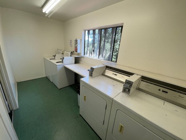 Building Photo - Beautifully Updated 2 Bed, 2 Bath Condo in...