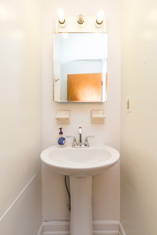 Building Photo - 2582 Collins St