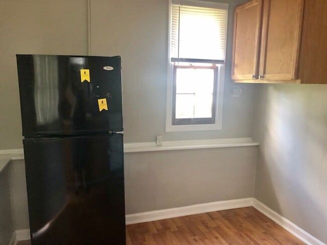 Building Photo - Move in Ready! Move-in Special of $250 off...