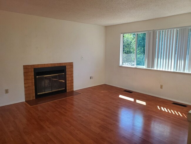 Building Photo - 3 Bedroom Home In East Bremerton