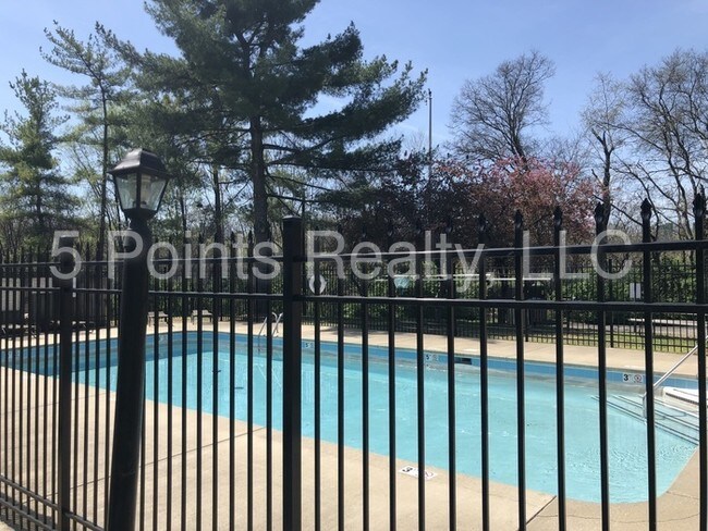 Building Photo - 420 Walton Ln