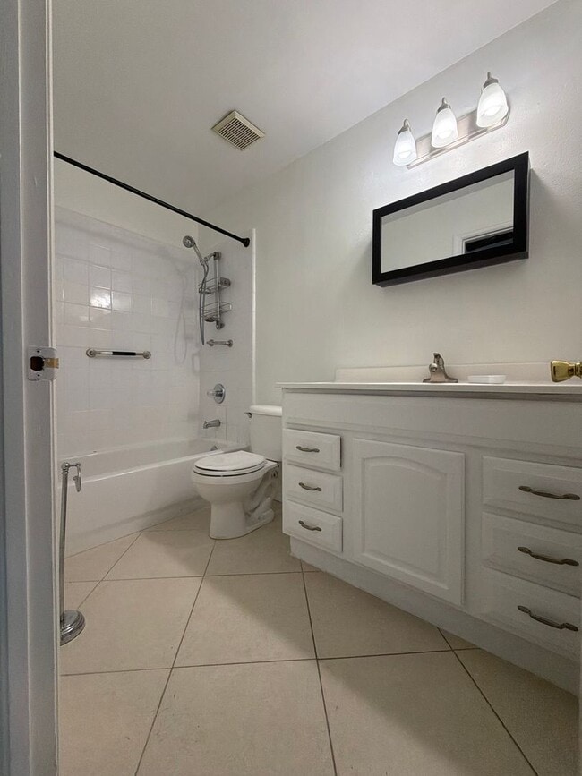 Building Photo - 13855 Glasser Ave