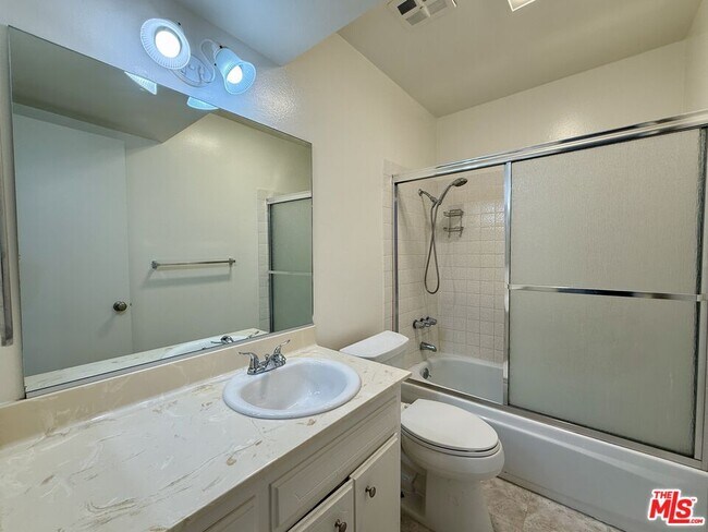 Building Photo - 5320 Zelzah Ave