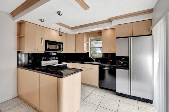 Building Photo - 2555 Albatross Rd N