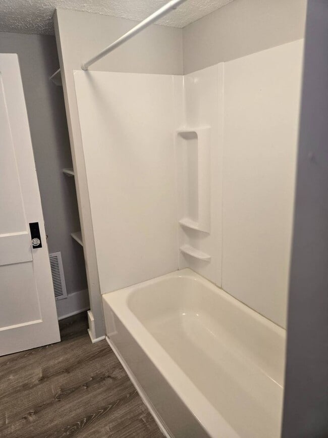 Building Photo - Charming 3-Bedroom Property in Prime Location