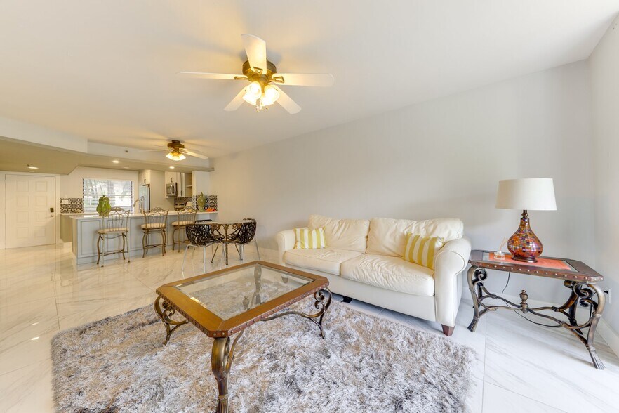 Living Area - 896 N Federal Hwy