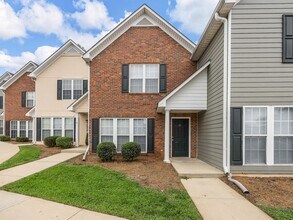 Building Photo - Freshly Renovated 2 BR, 2.5 BA Townhome Ce...