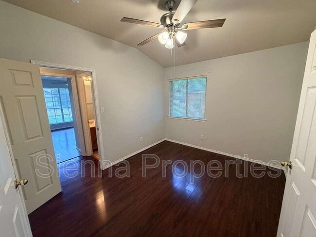 Building Photo - 1006 Reynaldo St