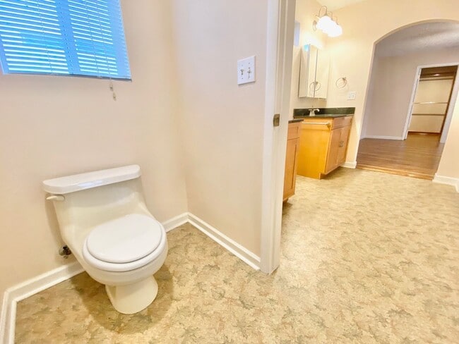 Building Photo - SPACIOUS SINGLE-STORY HOME 3 BEDROOM & 3 B...