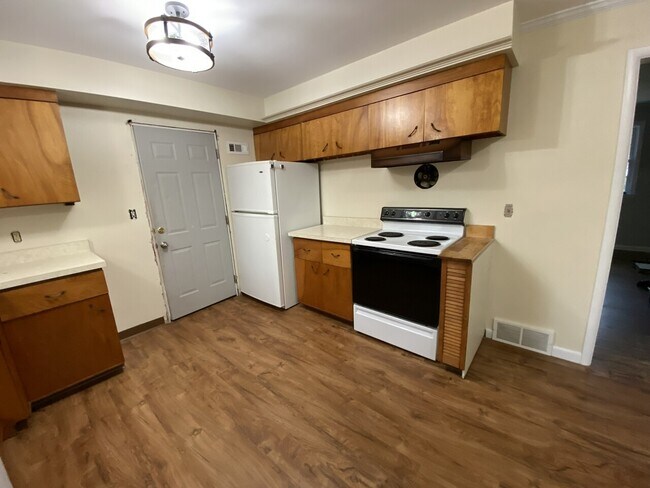 Building Photo - 13 Ellen Lane