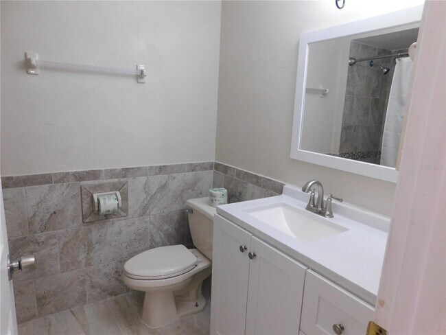 Building Photo - "Charming 1-Bedroom with Granite Touches in Port Charlotte!"