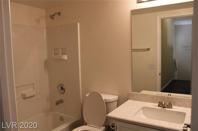 Building Photo - Bright & Beautiful 3-Bed Townhome with Bal...