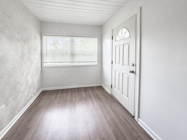 Building Photo - LOVELY STRAWBRIDGE HOME FOR RENT!!!