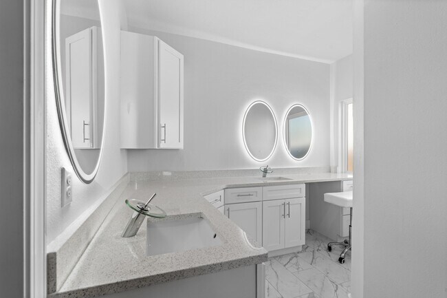 Building Photo - 590 Las Roblas Grande Dr