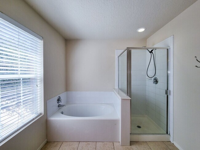 Building Photo - Well-Maintained Home with Spacious Layout ...