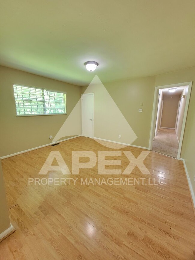 Building Photo - Spacious 3-Bd 2 BA Single Family home w/ B...