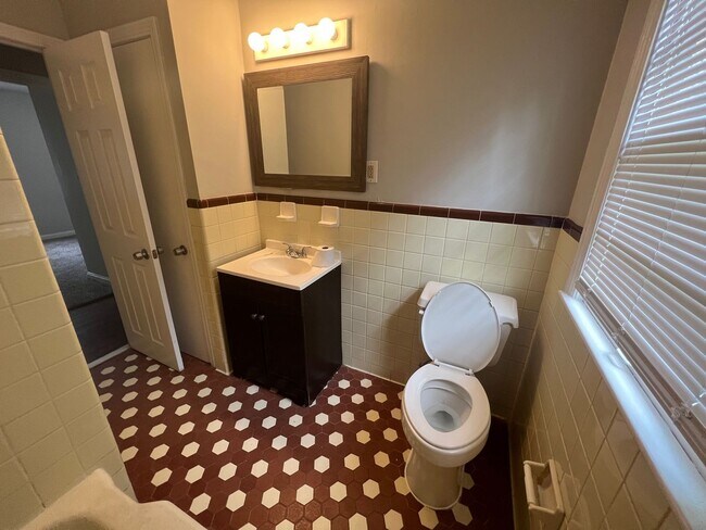 Building Photo - 3 bedroom 1 bathroom single level home