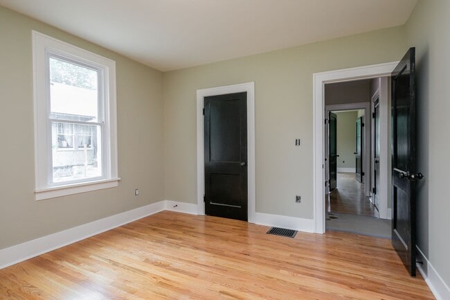 Building Photo - Recently Renovated Central Columbia Bungalow!