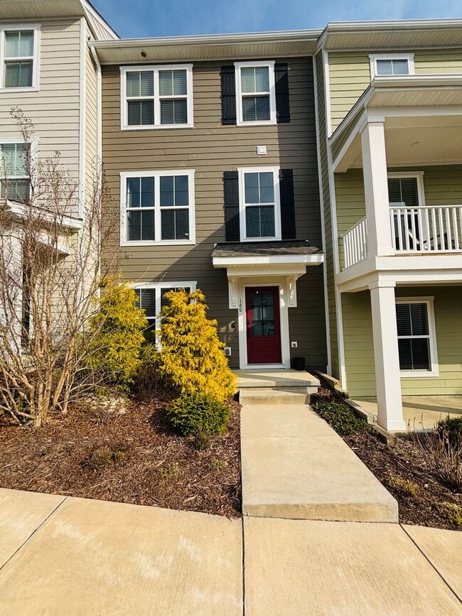 Building Photo - 3-4 Bedroom, 3.5 Bath Townhouse