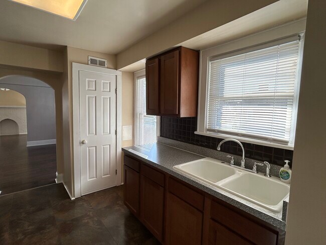 Building Photo - 1802 Lawn Ave